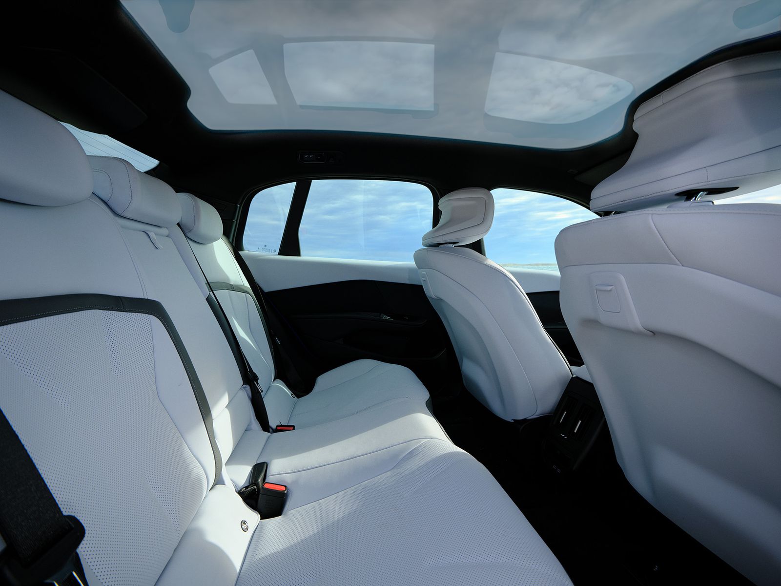 Fond des BMW i3 mit heller Polsterung und Panoramadach