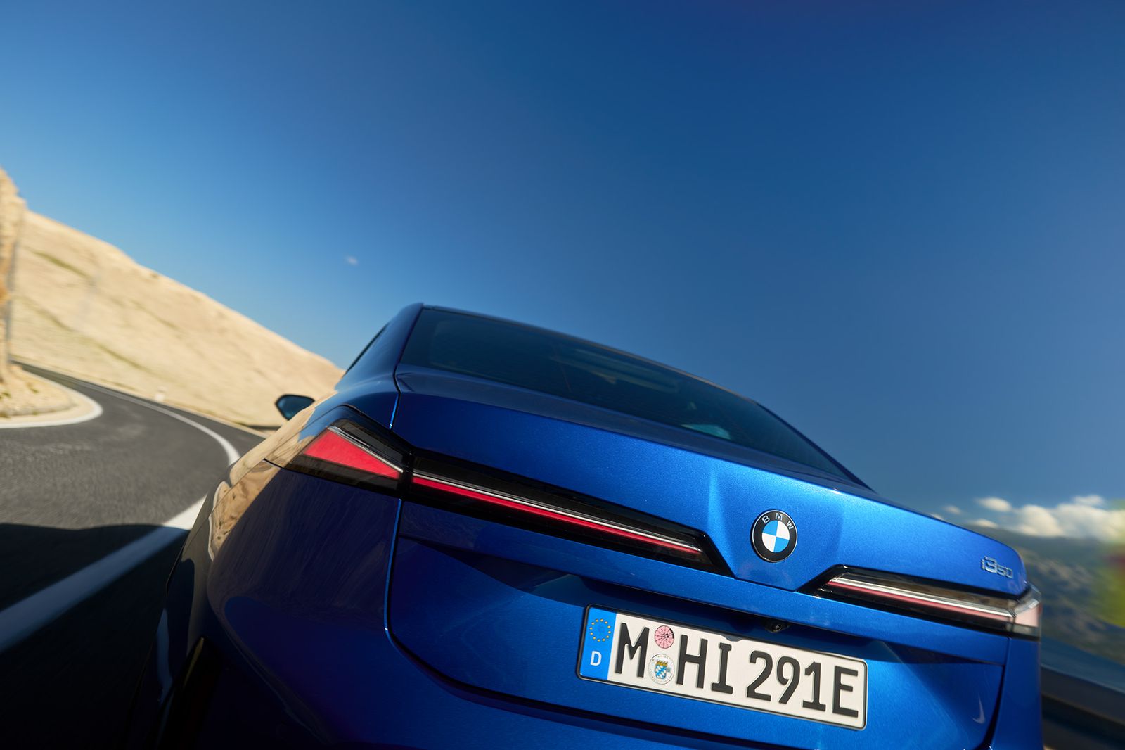 Heck des blauen BMW i3 50 xDrive mit schmalen Rückleuchten