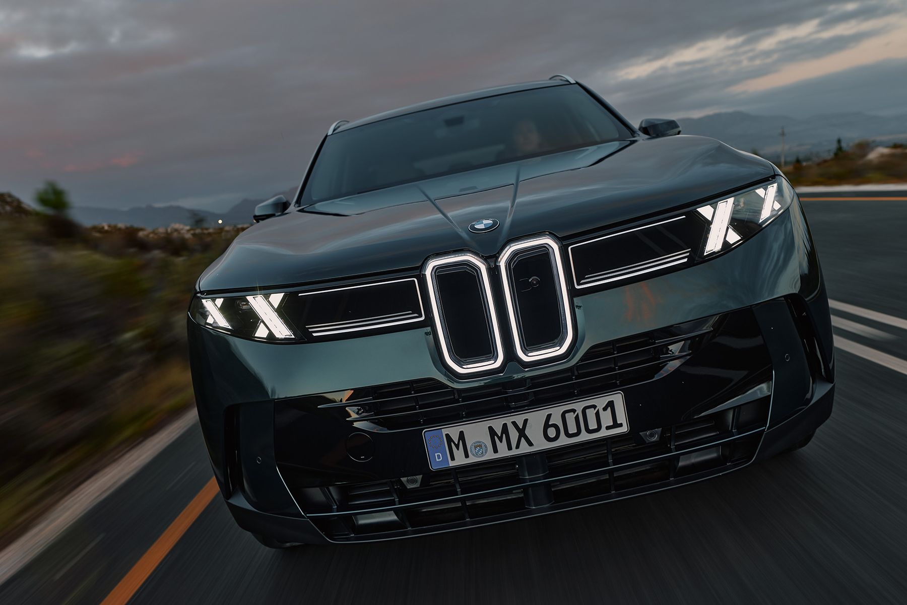 Front des BMW X5 mit leuchtender Niere Iconic Glow in der Dämmerung
